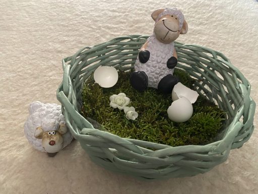 Osterkorb aus Altpapier Selbstgeflochtener Korb